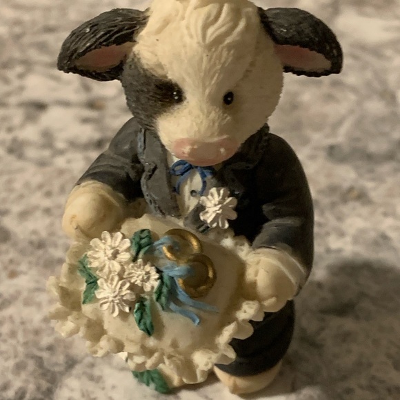 Mary Moo Moos, Ring Bearer - Picture 1 of 2